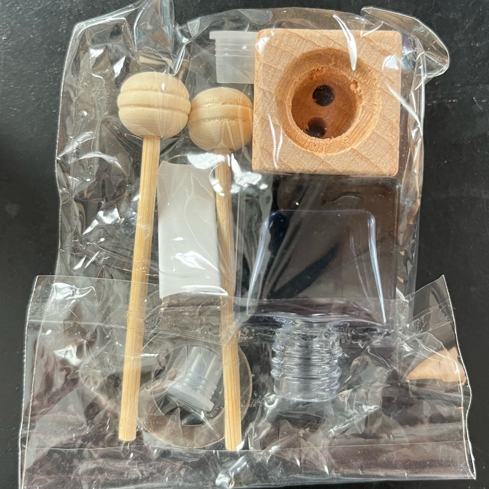 AromaTherapy Car Reed Diffuser Kit with Wooden Accents (NWT)